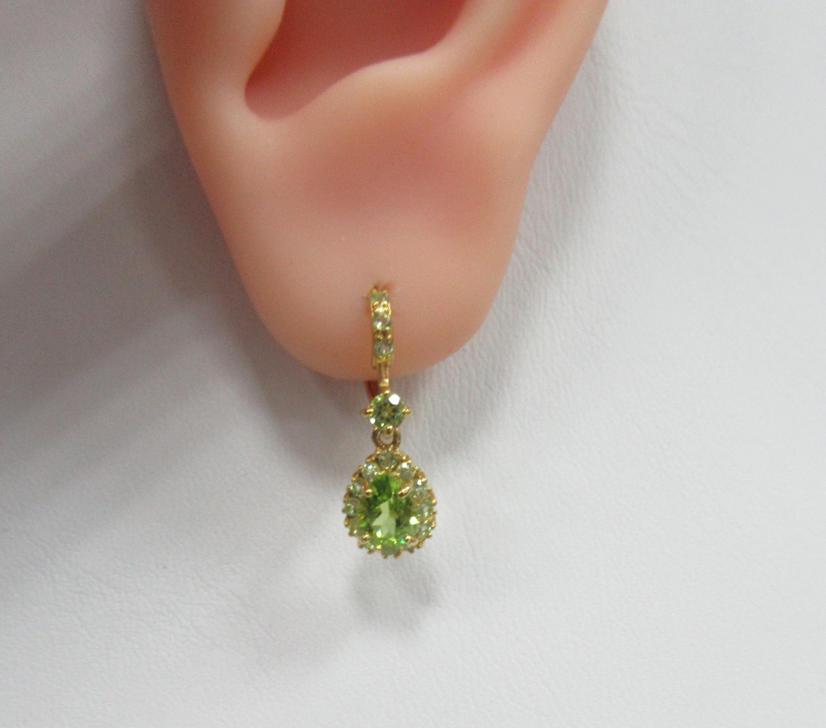 Серебряные серьги с хризолитами